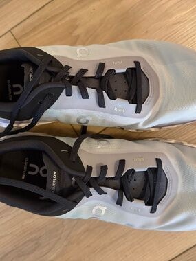 On Cloudflow Running Shoes Women’s Size 10 Gray Purple Like New